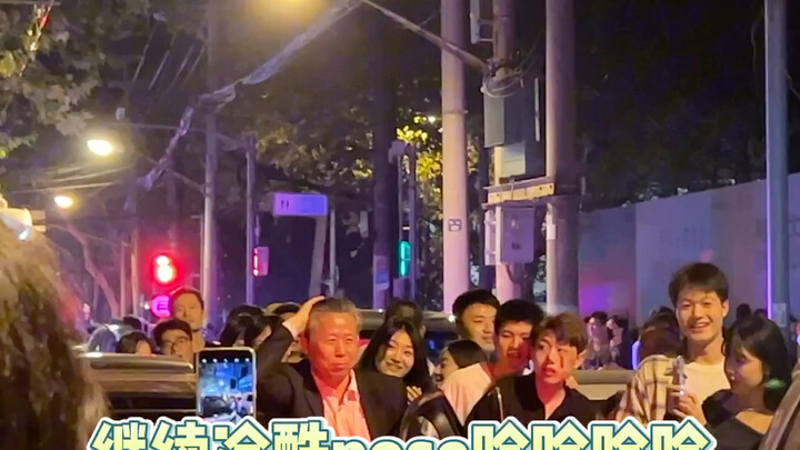 أفضل ما في هالوين شنغهاي هم المارة: من تنهيدة السائق إلى نقطة جذب شهيرة على الإنترنت في دقيقتين فقط.