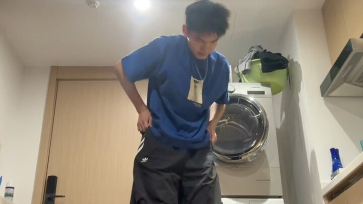 Sudah lama tidak menari ala girl group, belakangan ini aku sangat suka lagu 4 Walls.