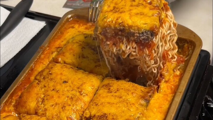 Ibu lagi bikin masakan orang kulit putih... spaghetti ayam saus krim
