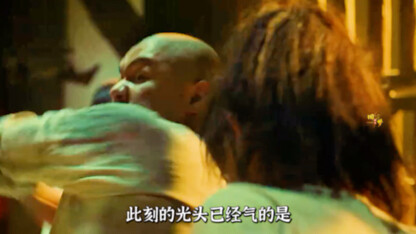 Người đàn ông ăn cơm cắt đầu hơn chục năm, chắc đây là đỉnh của chóp trong giới cai ngục rồi nhỉ?