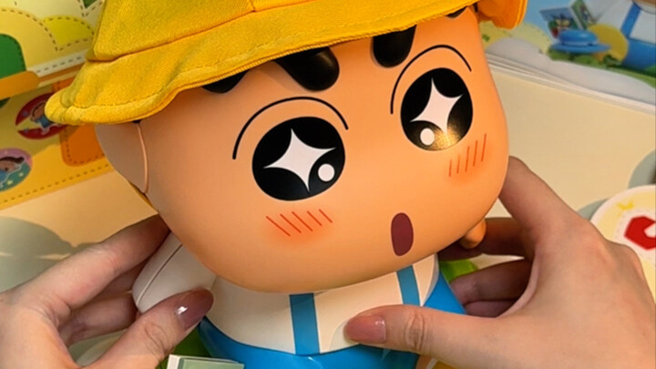 What a super cute Shin-chan in his school uniform—plus, it’s a building-block cloud lamp!