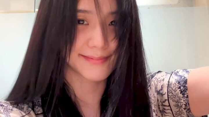 4/24 Jisoo memperbarui “Saya sudah bisa melakukan catok rambut lurus”