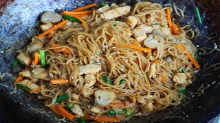 บะหมี่ผัดซีอิ๋วไก่นุ่ม ก๋วยเตี๋ยวผัดซีอิ๋ว /EASY Chicken Chow Mein Recipe