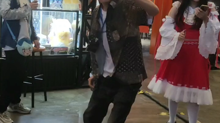 [East Asia’s Sajilang] Hakurei Shrine Master ZUN Finally Gets a Bottle of Beer!