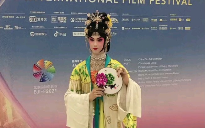 ขอให้ทุกคนมีความสุขสมหวังในเทศกาลกลางฤดูใบไม้ร่วง พบปะพร้อมหน้ากันอย่างอบอุ่น สุขภาพแข็งแรง และลุคให