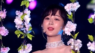 Yang Zi's New Year's Eve Gala Collection, her singing voice is sweet and you can listen to it over a