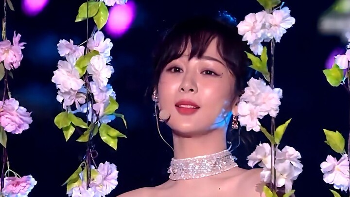 Yang Zi's New Year's Eve Gala Collection, her singing voice is sweet and you can listen to it over a