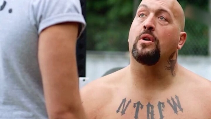 To avenge his wife, he single-handedly storms the prison to track down the killer.