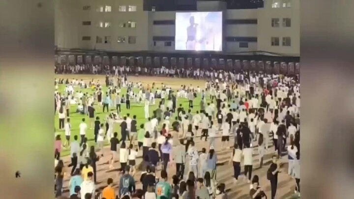 Phim tài liệu quy mô lớn, chạy trong khuôn viên trường