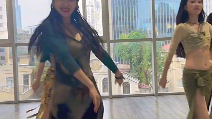 39. 骨子里的热爱 谁说女人就要温柔优雅，我偏要个性自在#露仔与旭峰的日常 #露仔 #跳舞 #肚皮舞 #东方舞