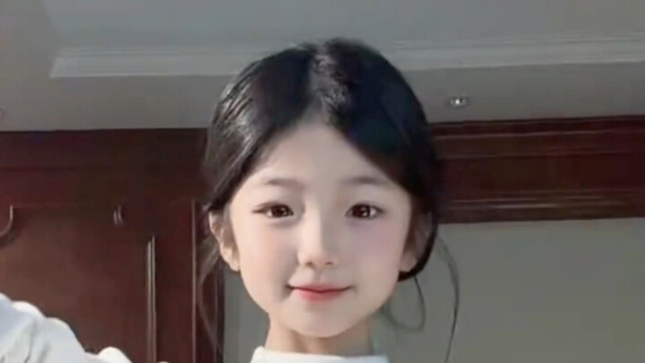 An authoritative-looking face: elementary school student Zhang Xinxin.