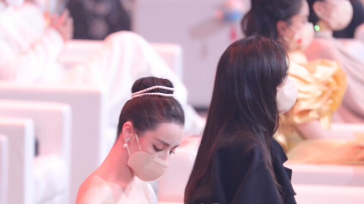 [Dilraba Dilmurat] [Weibo Night] I thought her last Barbie was amazing enough, but she transformed i