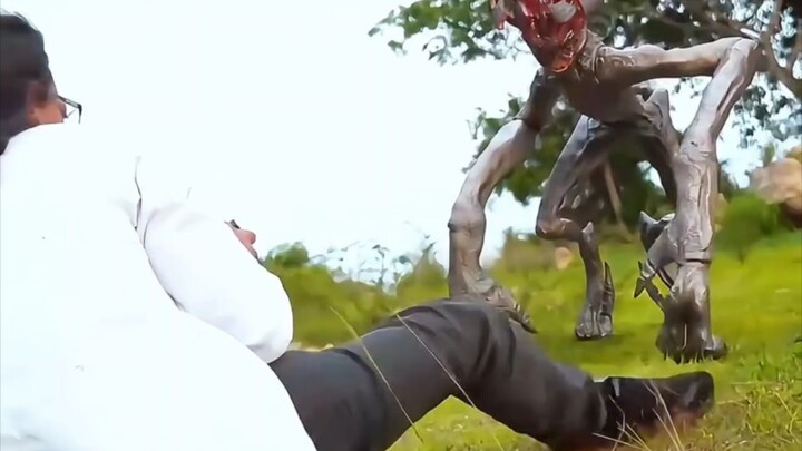 Monster ini tidak memakai kacamata, tetapi pendengarannya sangat luar biasa tajam