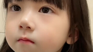 Qinyi is getting her bangs trimmed! Her dad, who's a barber, says he'll only cut a little bit today~