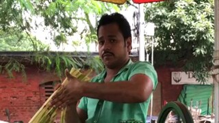 街头喝甘蔗汁，跟印度小孩干杯。
