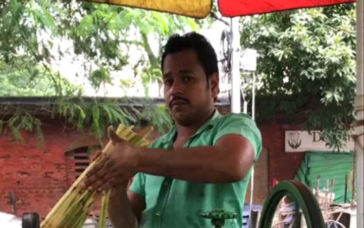 شرب عصير قصب السكر في الشارع، ونخب مع طفل هندي.