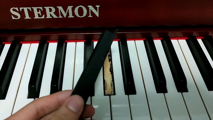 Còn có thể lố hơn nữa không??? Gảy dây gãy luôn cả phím đen luôn rồi!