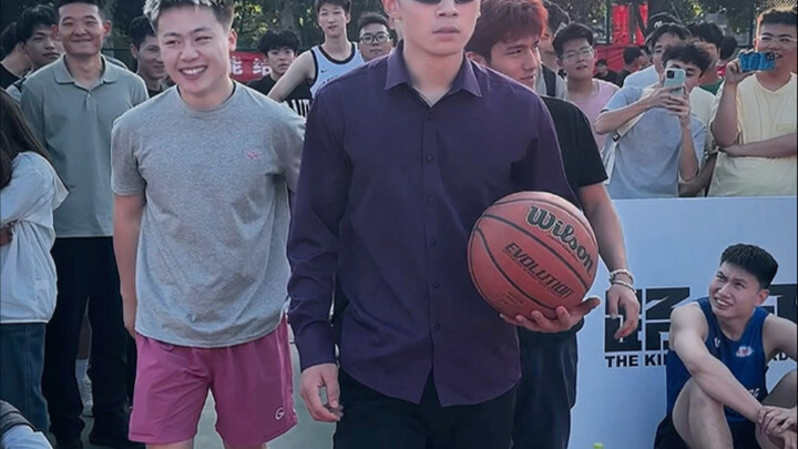 Anh em ơi, tôi giật mình quá! Vừa thấy Sơn Kê trên sân bóng rổ 😳
