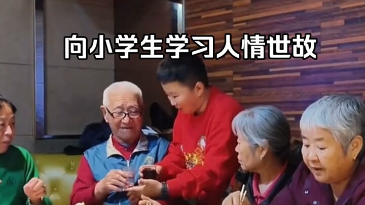 Đứa trẻ năm mới kính rượu người lớn tuổi, chỉ số cảm xúc của bé quả thật không tầm thường.