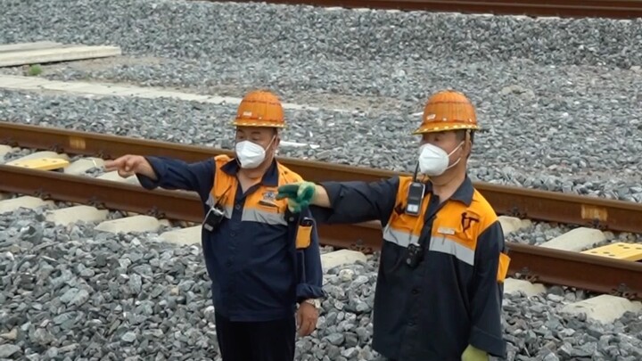“Theo chân ‘thợ cấp nước’” – Trải nghiệm vai trò “người giải khát” phía sau những đoàn tàu