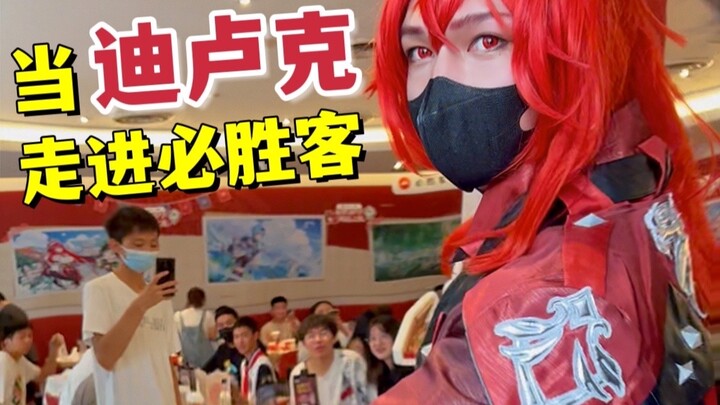 Cosplayer of Diluc performs the Ritual Dance right at the entrance of a Pizza Hut—sure to win in Gen