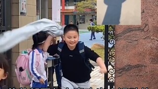 Hai anh em tan học bước ra khỏi cổng trường, một người theo phong cách thần tượng, một người theo ph