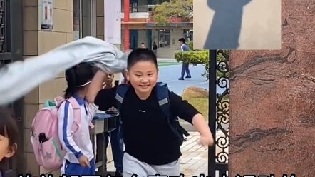 สองพี่น้องเดินออกจากประตูโรงเรียนหลังเลิกเรียน คนหนึ่งเป็นสายไอดอล อีกคนเป็นสายซื่อๆ