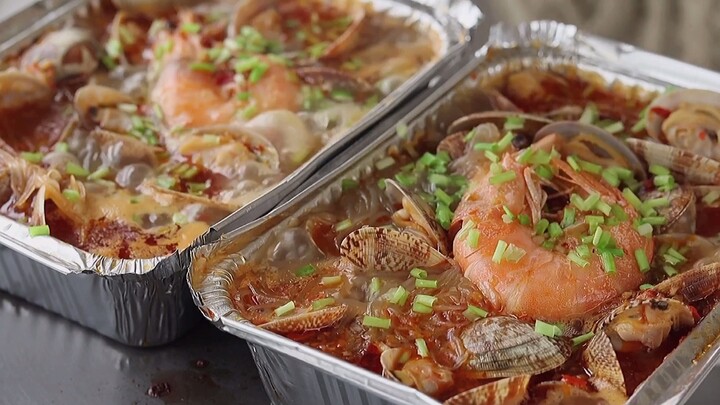 My girl pal said she’s craving night-market clam noodles, so I’m getting it right away! #Clams