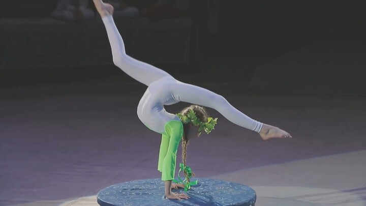 أداء المهارات اللينة على المسرح لفلادا خاميدولينا 2