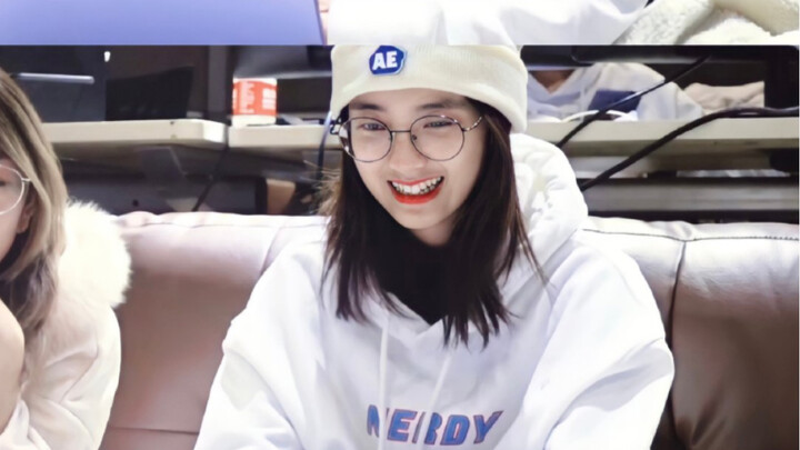 [Wan Peng] Help! This is way too sweet! Why did it take me so long to discover this adorable girl!