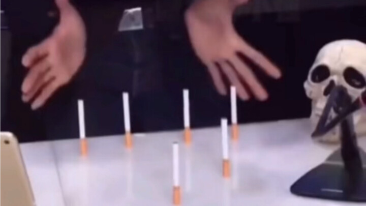 Pria ini mendorong rokok hingga jatuh dari jarak jauh—ahli memang ada di kalangan rakyat!