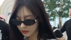 Ning Yizhuo departed from the Korean airport to fly to Singapore. She received a letter from her fan