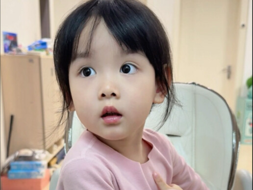 Mata besar ini sia-sia aja~ Gak juga berguna~