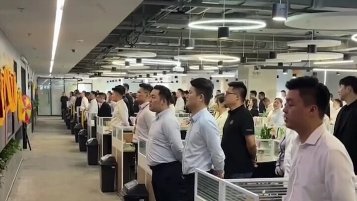 1.5 Million vs. 8,000! Man Stands Up Right There—Can You Believe It?