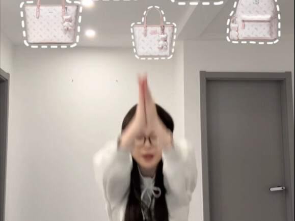 “Nho! Sắp xếp cặp đi học đại học cho tui nha!” “Rõ, sếp!”