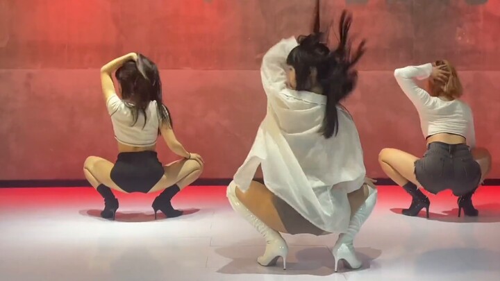 ความเซ็กซี่ที่ไม่ต้องพยายามคือความเซ็กซี่ที่แท้จริง ท่าเต้นของบิบิ BS