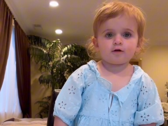 أبي يضع الشوكولاتة أمام الطفل، هل سيأكلها الطفل؟