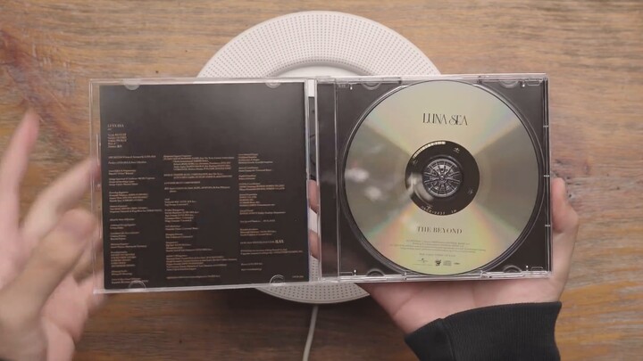 This is not just any plastic music! Have you ever seen a Zaku that can sing? Luna Sea's 30th anniver