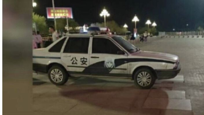 Why did I see a beautiful white-haired girl in a police car?