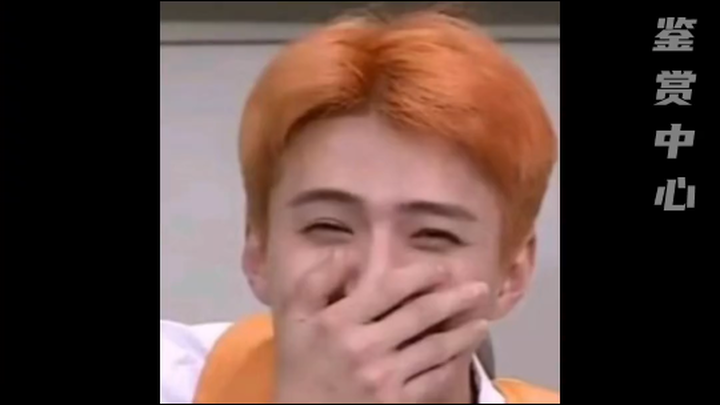 Aku sampai bisa membayangkan wujud Sehun saat memegang gimbap sambil berteriak keras—#WuSeHun #JungS