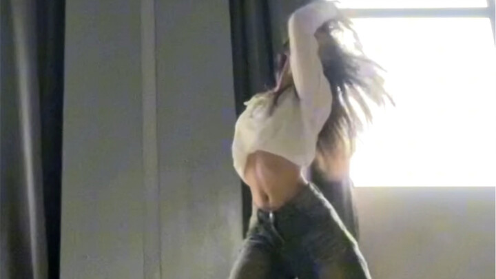 Koreografinya sangat indah dan memikat, ya ampun, menari lagu ini tahun ini bisa bertemu dewa yang l