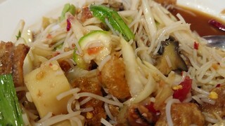 Thai Street Food สั่งตำโครตมั่ว เมนูส้มตำขายดี Papaya Spicy Salad Eating