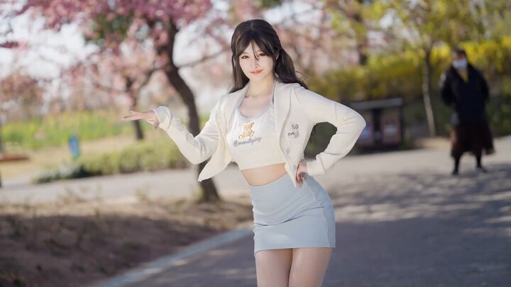 Di bawah pohon sakura, aku...dan kamu, Tuan Chu yang sangat manis~
