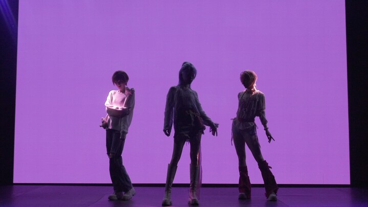 [188 Boy Group] Short Skirt Silhouette – Brother Xiaohui’s flying kick really looks just like a litt