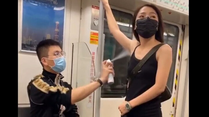 Cái nách này kỳ quặc quá vậy???