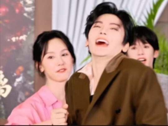 ฟินจิกหมอน! เขากลัวเธอจะเจ็บ คอยยื่นมือมาปกป้องอยู่ตลอด! ดูแลและตามใจเธอสุดๆ แถมยังเล่นละครกับเธอได้