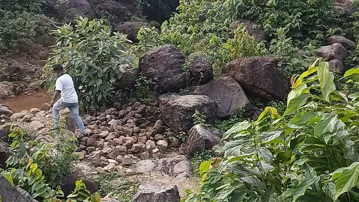 এ যেনো অদ্ভুত এক পাহাড়ি এলাকা