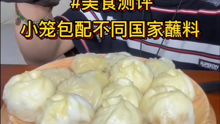 Xiao long bao chấm kèm nước chấm của các quốc gia khác nhau