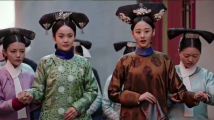 يا إلهي، نسبة رأس الأميرة خه إلى جسدها مبالغ فيها جدًا! أعتقد أنها الأجمل في المسلسل بعد فو تشا ويان