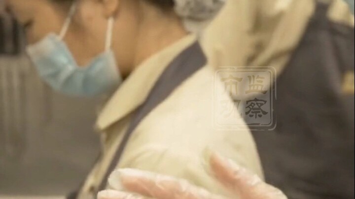 หน่วยงานกำกับดูแลตลาดเฉิงตูตรวจสอบสภาพความสะอาดในครัวของร้านชาเนยซือ